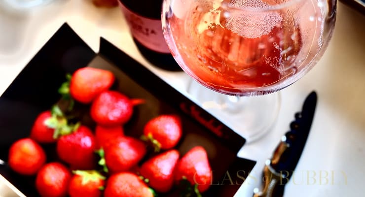 rose_cava_and_strawberries_lunch